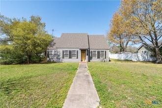 712 S Walnut Ave in Luling, TX - Building Photo - Building Photo