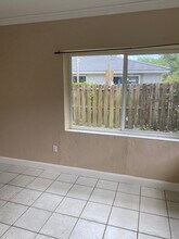 277 NE 111th St, Unit 1 duplex in Miami, FL - Foto de edificio - Building Photo