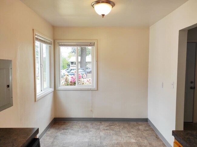 7008 N Amherst St in Portland, OR - Building Photo - Building Photo