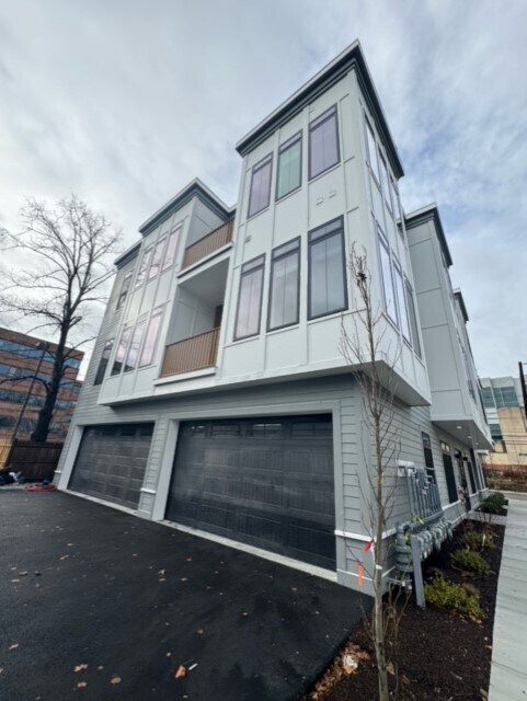 155 Everett St in Boston, MA - Building Photo - Building Photo
