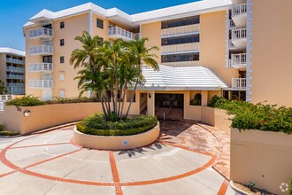 6650 Sunset Way in St Pete Beach, FL - Foto de edificio - Building Photo