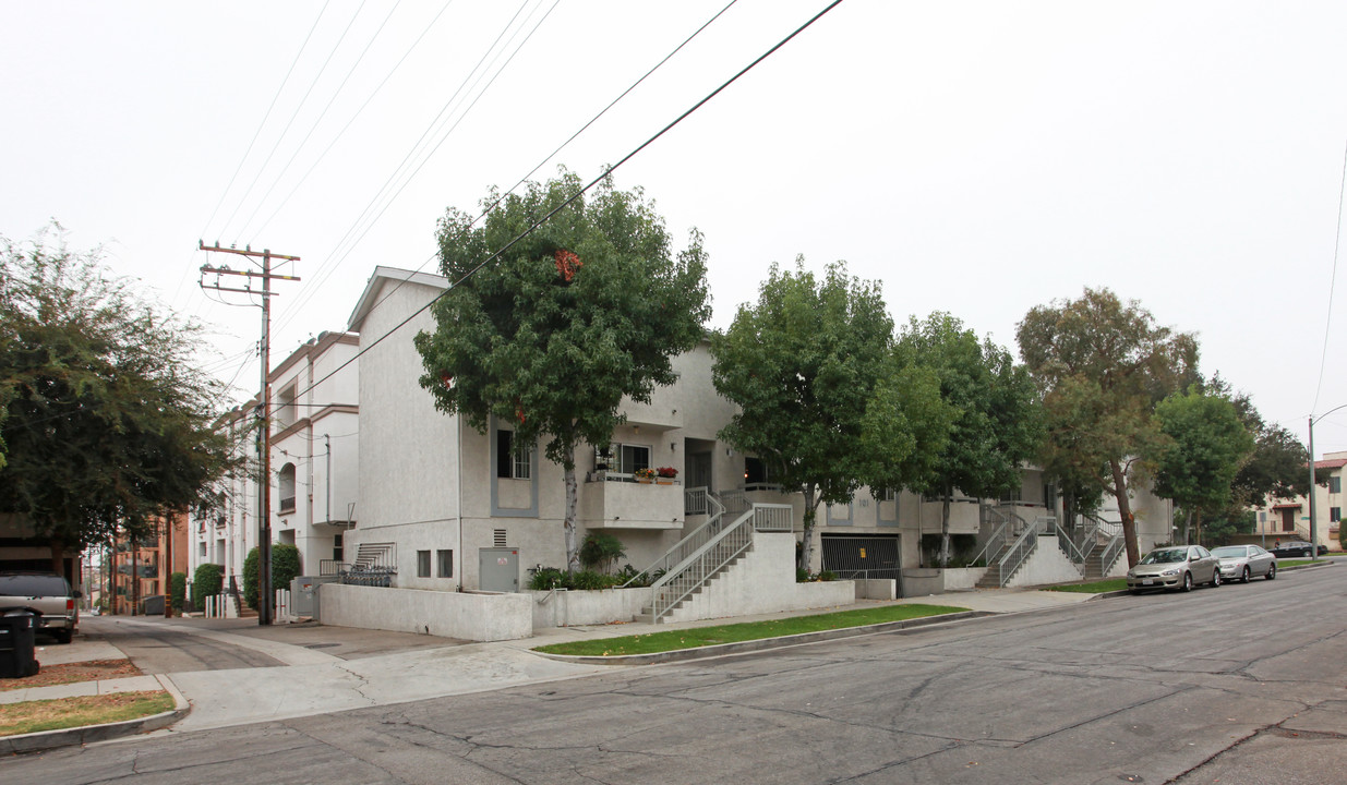 101 S 7th St in Burbank, CA - Building Photo