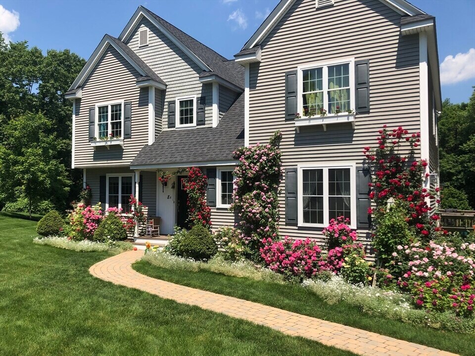 8 Maple St, Unit A in Southborough, MA - Building Photo