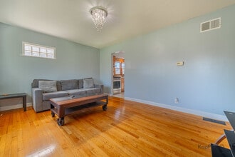7828 Suburban Ln in Bridgeview, IL - Building Photo - Building Photo