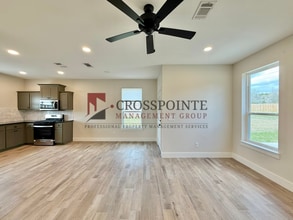 17422 Crossing Cir in Lindale, TX - Building Photo - Building Photo