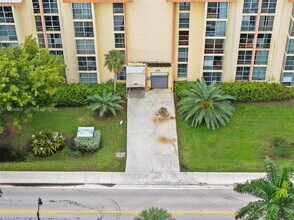 200 172nd St in Sunny Isles Beach, FL - Foto de edificio - Building Photo