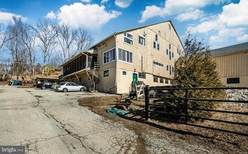 708 Oakbourne Rd in West Chester, PA - Building Photo - Building Photo