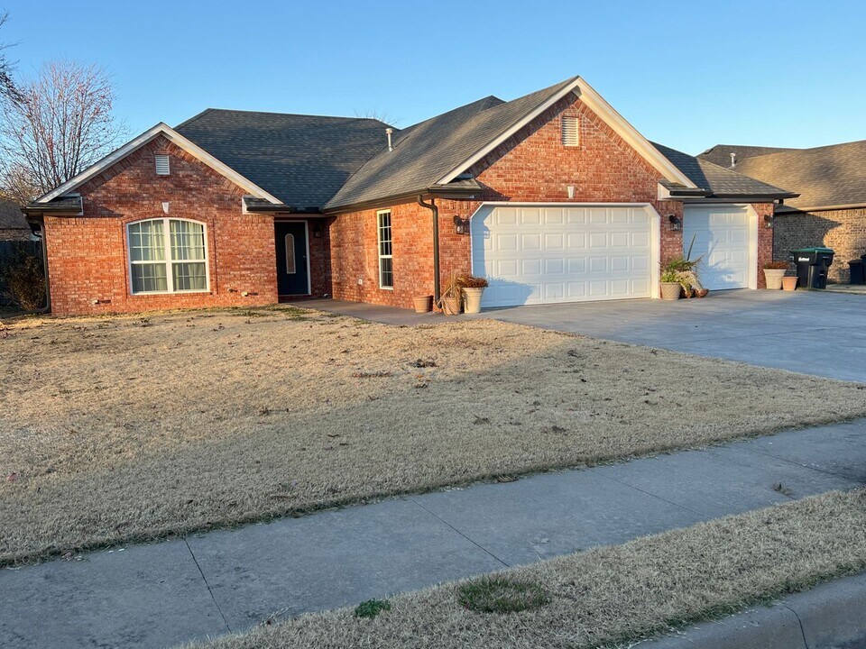684 Meadows Cir in Tahlequah, OK - Building Photo