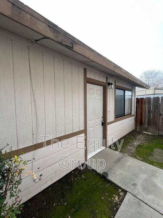 10712 Railroad Ave in Armona, CA - Building Photo