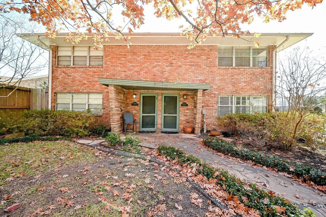 2821 Eastgrove Ln in Houston, TX - Building Photo