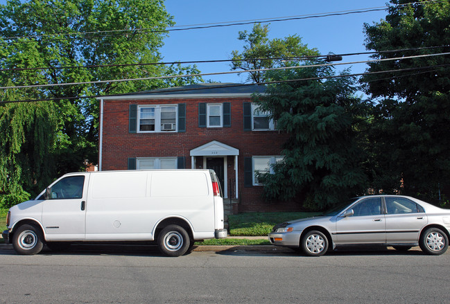 308 S Maple Ave in Falls Church, VA - Foto de edificio - Building Photo