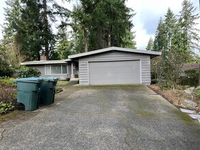 15114 SE 18th St in Bellevue, WA - Foto de edificio - Building Photo