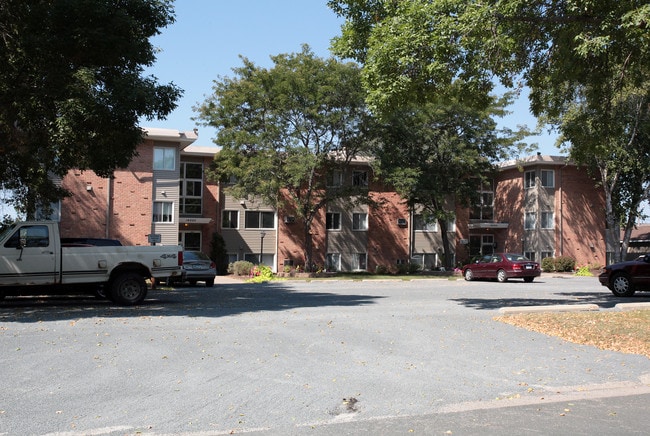 Rosewood Manor in Rosemount, MN - Foto de edificio - Building Photo
