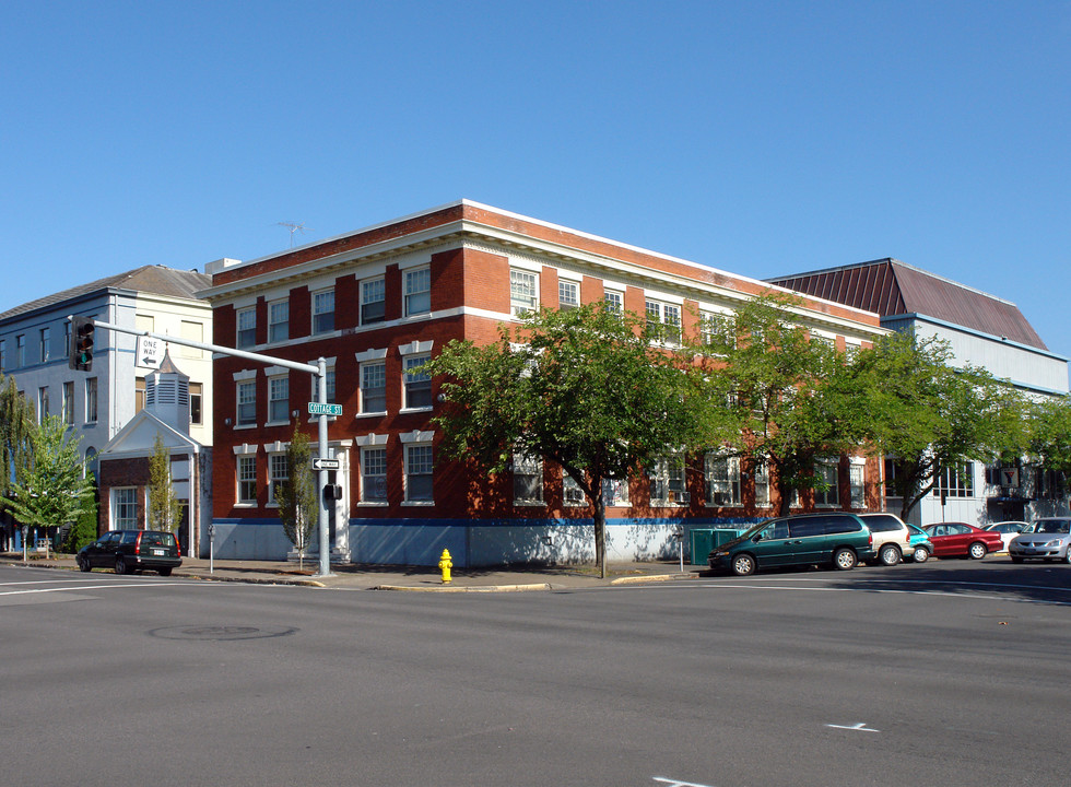 695 Court St NE in Salem, OR - Building Photo