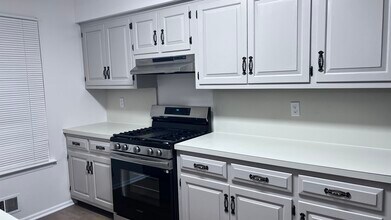 146 Carson Ct in Somerset, NJ - Foto de edificio - Building Photo