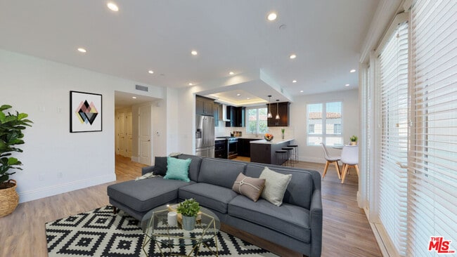 8700 Chalmers Dr in Los Angeles, CA - Building Photo - Building Photo