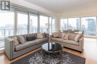 180 University Ave in Toronto, ON - Building Photo - Building Photo