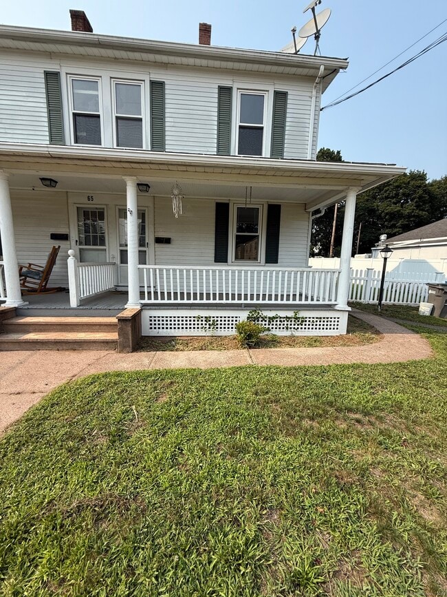 65 Maple St in Manchester, CT - Building Photo - Building Photo