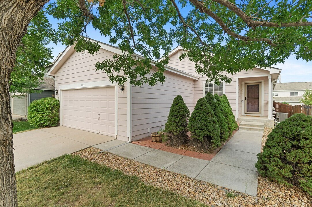 8149 S Mobile Way in Englewood, CO - Foto de edificio