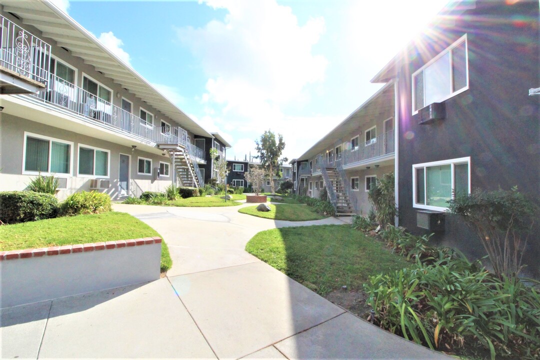 Foothill Village Apartments in La Crescenta, CA - Building Photo