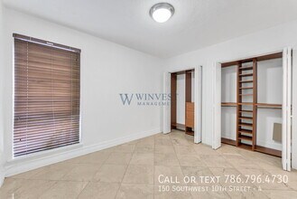 150 SW 10th St in Miami, FL - Building Photo - Building Photo