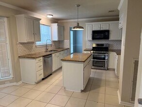 9806 Gold Cup Way in Houston, TX - Foto de edificio - Building Photo