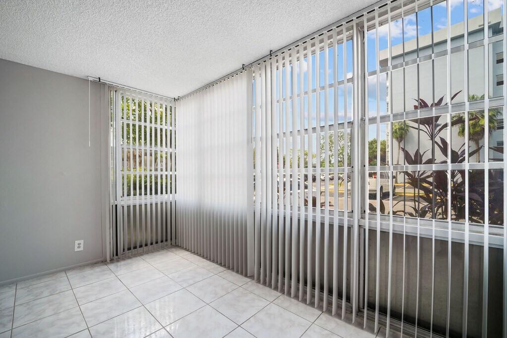 Landmark Towers Apartments in Plantation, FL