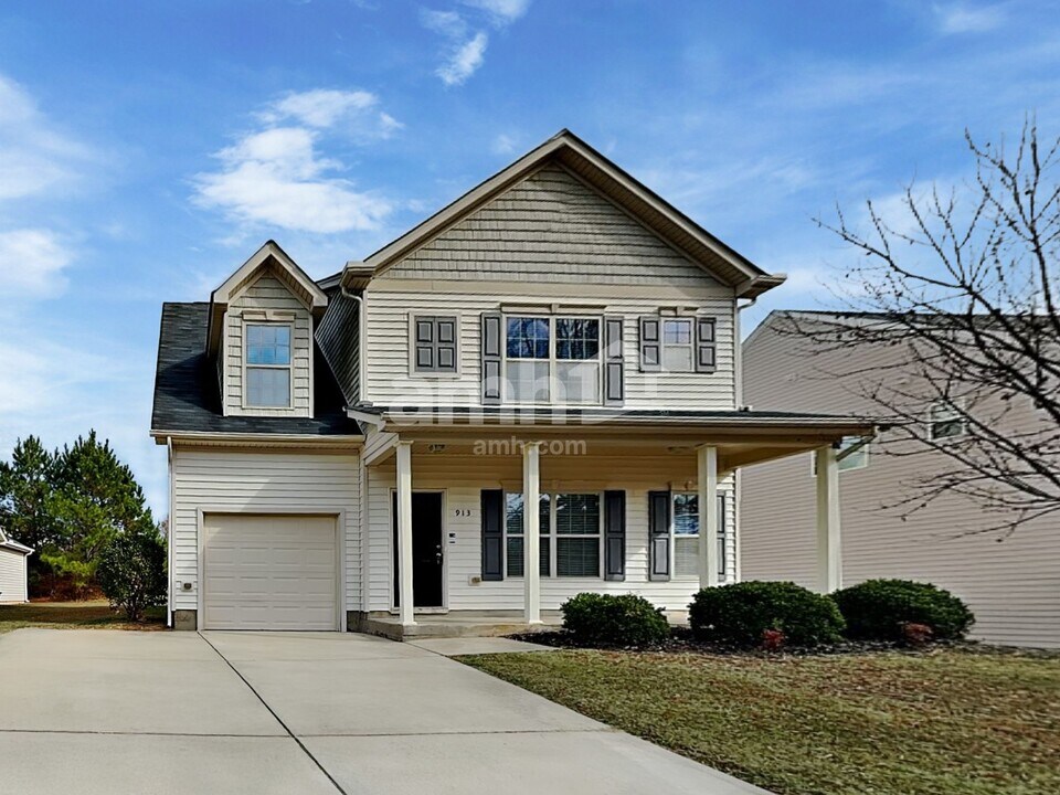 913 Bridlemine Dr in Fuquay Varina, NC - Building Photo