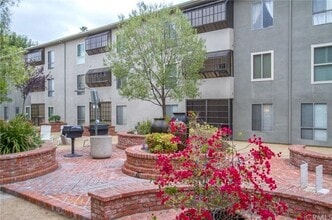 339 S Catalina Ave, Unit 315 in Pasadena, CA - Foto de edificio - Building Photo