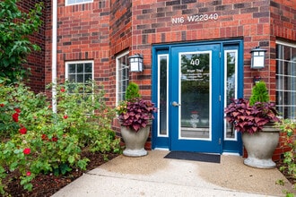 River Trail Apartments in Waukesha, WI - Foto de edificio - Building Photo