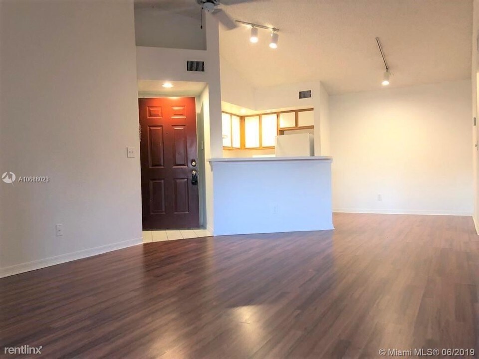 437 Vista Isles Dr-Unit -Apt 2223 in Plantation, FL - Foto de edificio