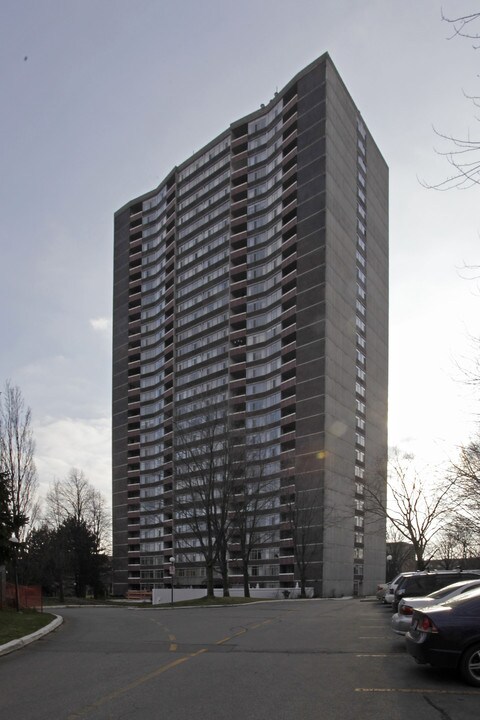 3100 Kirwin Ave in Mississauga, ON - Building Photo