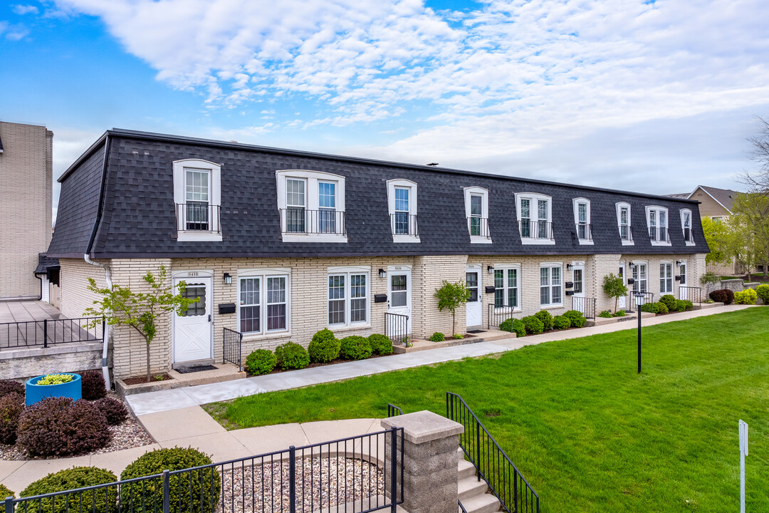 Cherrywood Village Condominium in Milwaukee, WI - Building Photo