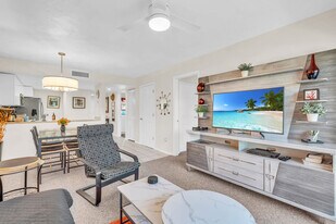 600 Neapolitan Way in Naples, FL - Building Photo