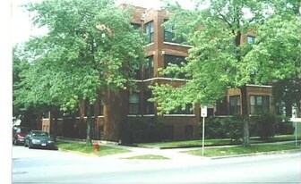 1420 W Addison St Apartments