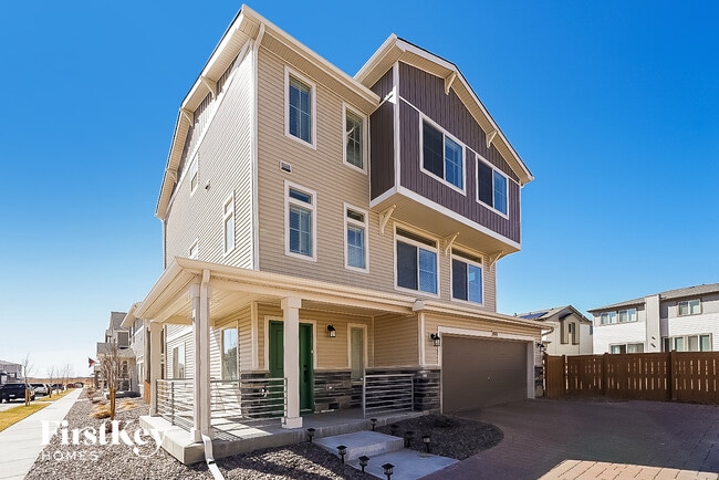 10073 Yampa Ct in Commerce City, CO - Foto de edificio - Building Photo