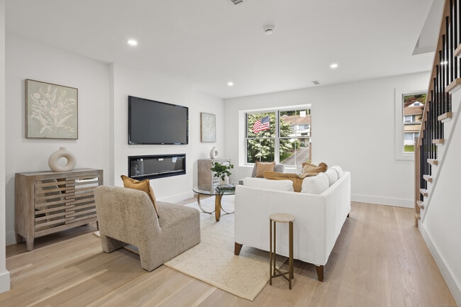 26 Homestead Ln in Greenwich, CT - Building Photo - Building Photo