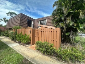 5748 SE Riverboat Dr in Stuart, FL - Building Photo