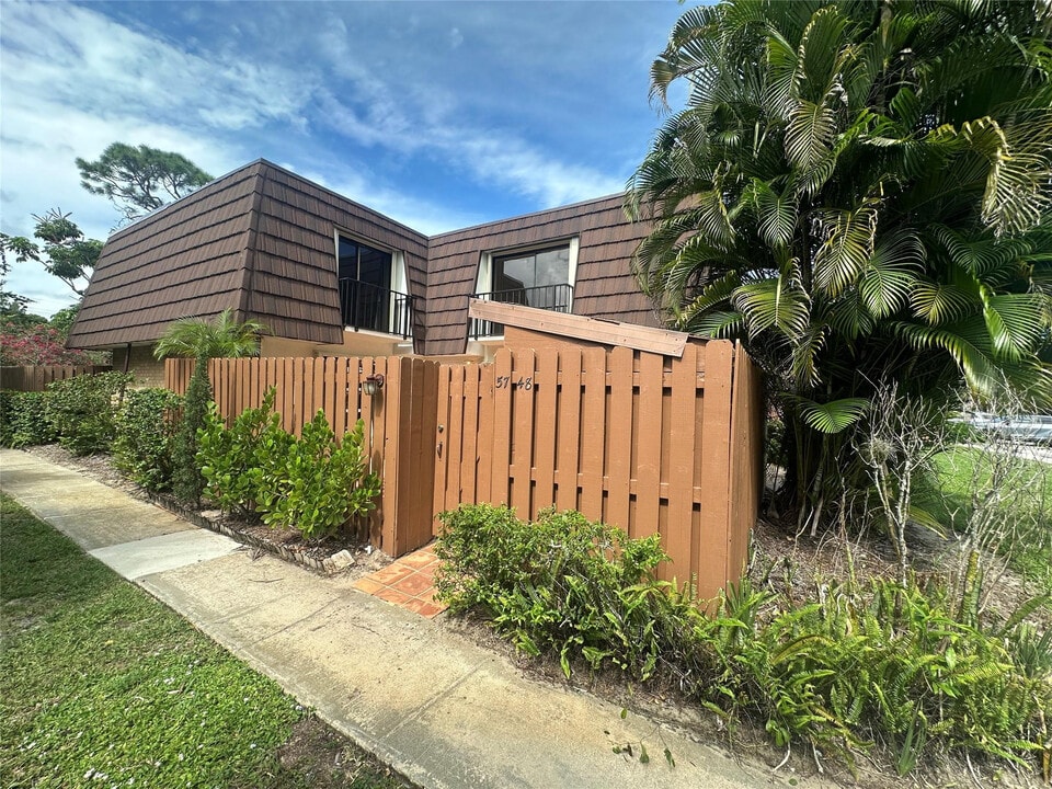 5748 SE Riverboat Dr in Stuart, FL - Building Photo