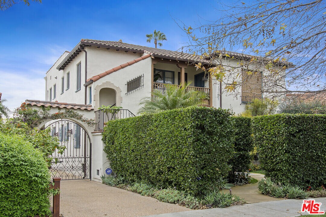 607 N Kilkea Dr in Los Angeles, CA - Building Photo