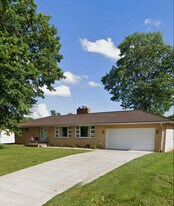 103 Halstead Rd in Marietta, OH - Building Photo