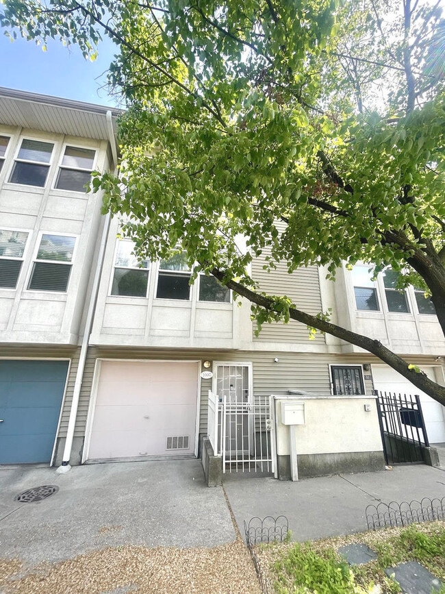 property at 1007 E 61st St