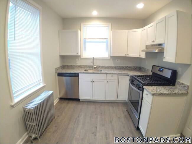 108 Boston St in Boston, MA - Building Photo - Building Photo
