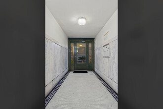 7035 N Sheridan Rd in Chicago, IL - Building Photo - Building Photo