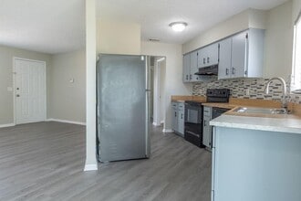 3100 Mandeville St in Deltona, FL - Building Photo - Building Photo