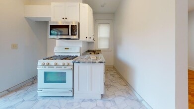 202 Baker St, Unit 2 in Boston, MA - Foto de edificio - Building Photo