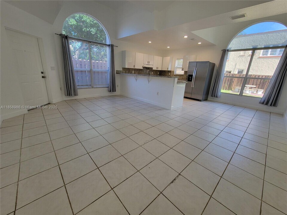 35 SW 7th St in Hallandale Beach, FL - Building Photo