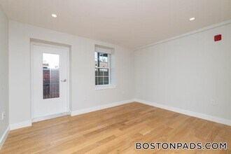 22 Fleet St, Unit 8 in Boston, MA - Foto de edificio - Building Photo