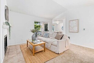 19230 Forest Park Dr NE in Lake Forest Park, WA - Building Photo