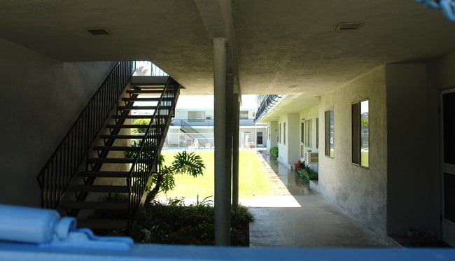Greentree Villas in Monrovia, CA - Building Photo - Building Photo